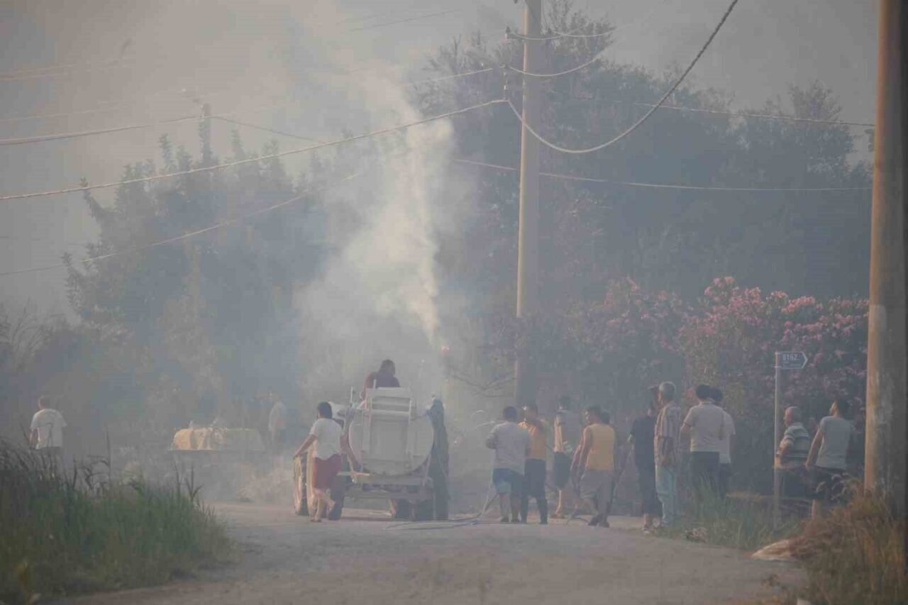 Antalya’da iki noktada çıkan yangında alevlerle burun buruna geldiler