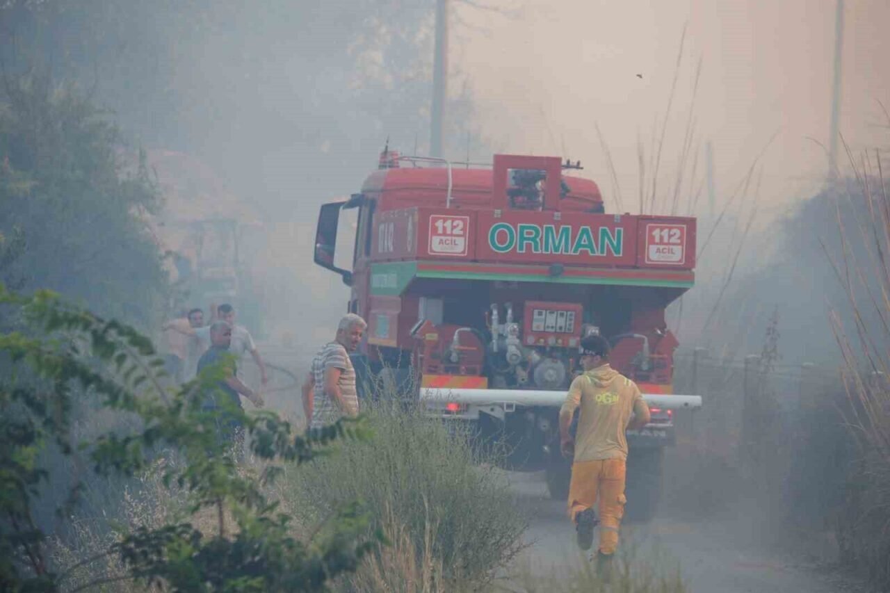Antalya’da iki noktada çıkan yangında alevlerle burun buruna geldiler