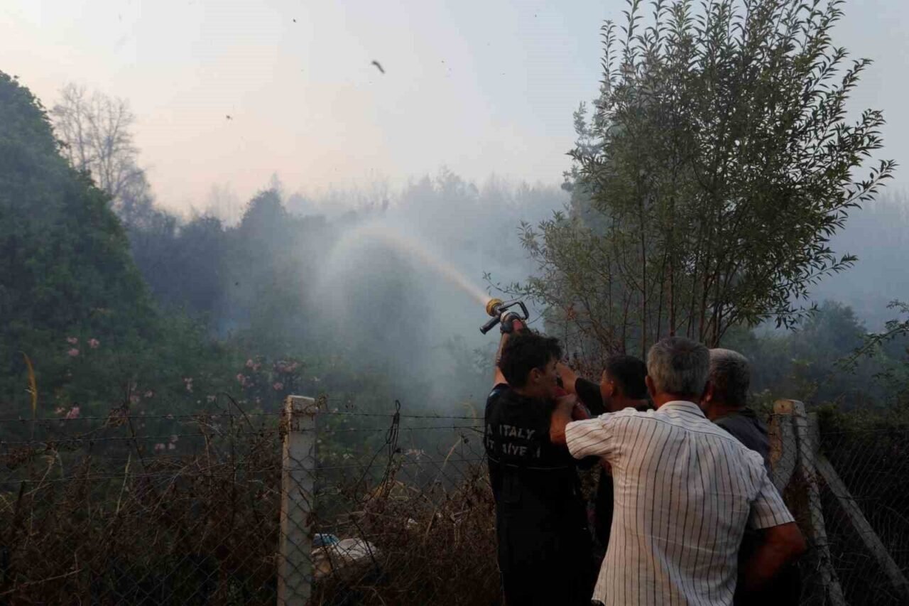 Antalya’da iki noktada çıkan yangında alevlerle burun buruna geldiler