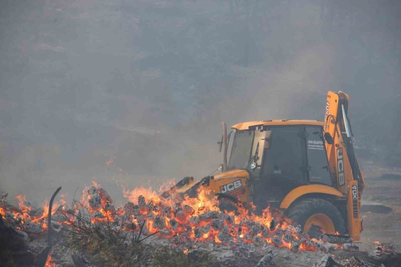 Antalya’da iki noktada çıkan yangında alevlerle burun buruna geldiler