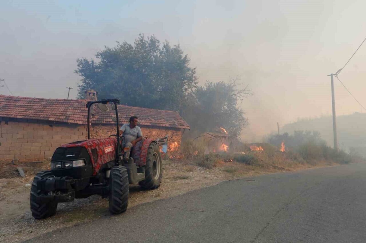 Antalya’da iki noktada çıkan yangında alevlerle burun buruna geldiler