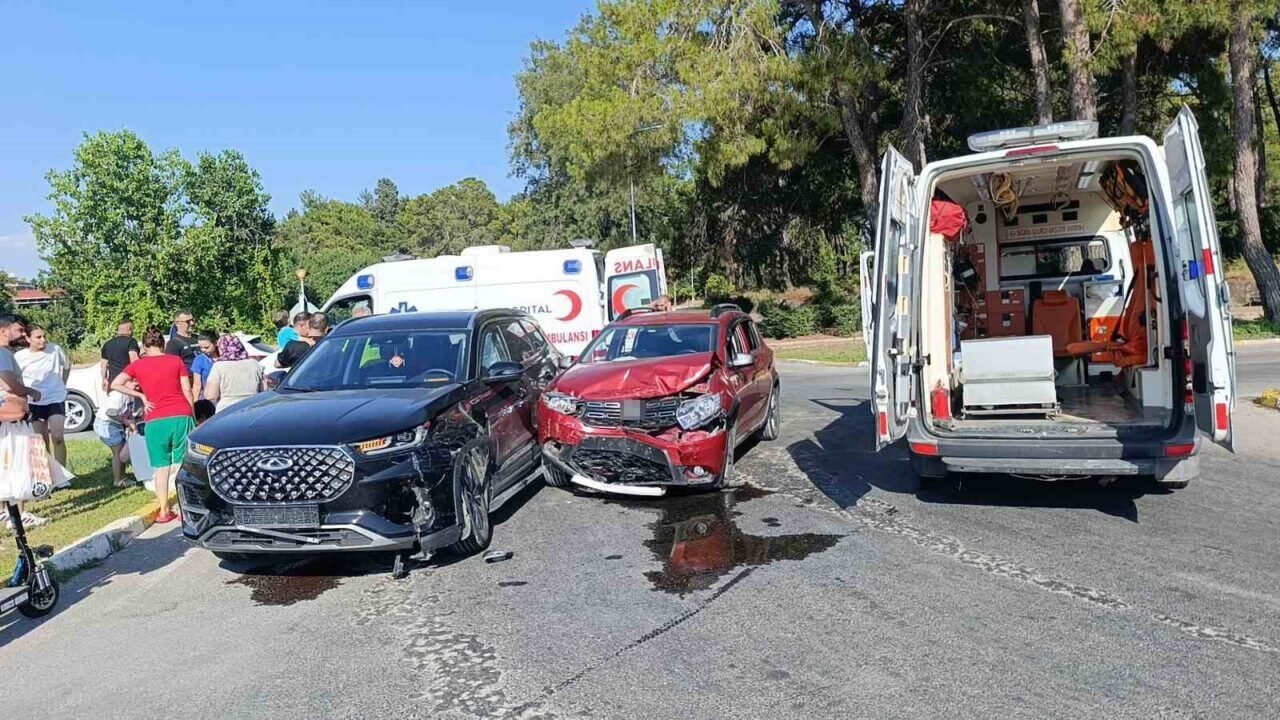 Antalya’da iki otomobil çarpıştı: 7 yaralı