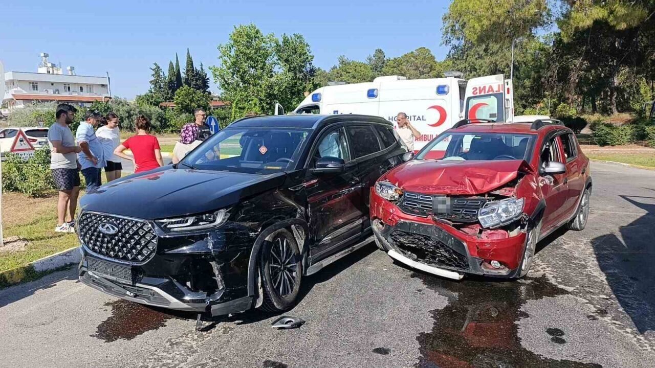 Antalya’da iki otomobil çarpıştı: 7 yaralı Antalya’da iki otomobil çarpıştı: 7 yaralı