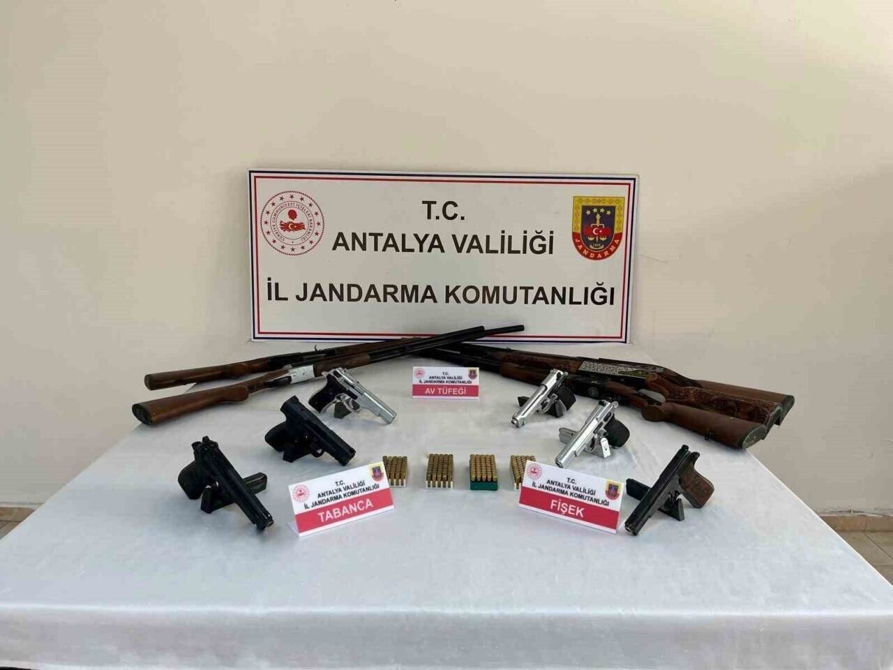 Antalya’da jandarmadan kaçak silah operasyonu Antalya’da jandarmadan kaçak silah operasyonu