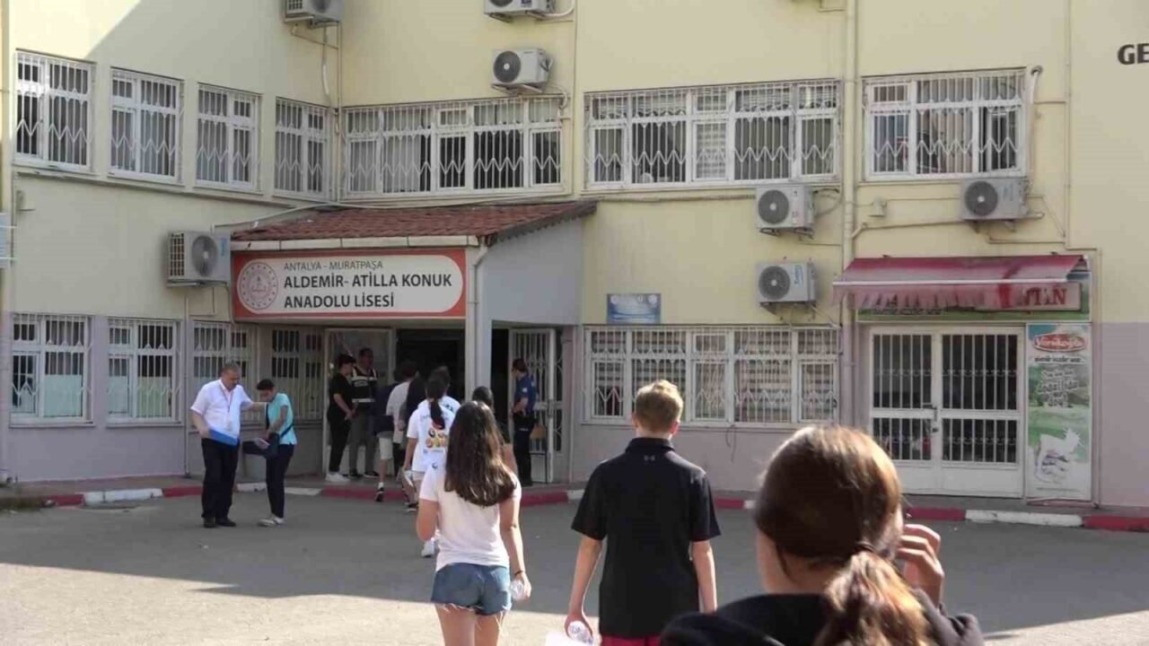 Antalya’da LGS sınavı öğrenciler kadar velileri de heyecanlandırdı
