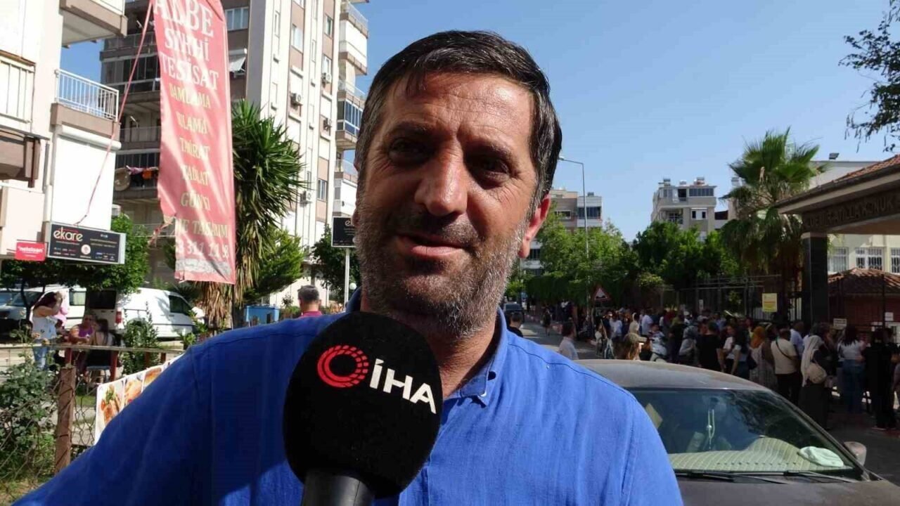 Antalya’da LGS sınavı öğrenciler kadar velileri de heyecanlandırdı