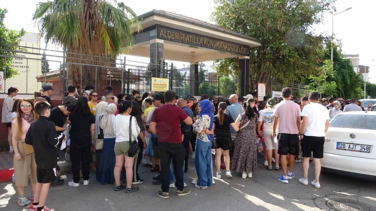Antalya’da LGS sınavı öğrenciler kadar velileri de heyecanlandırdı