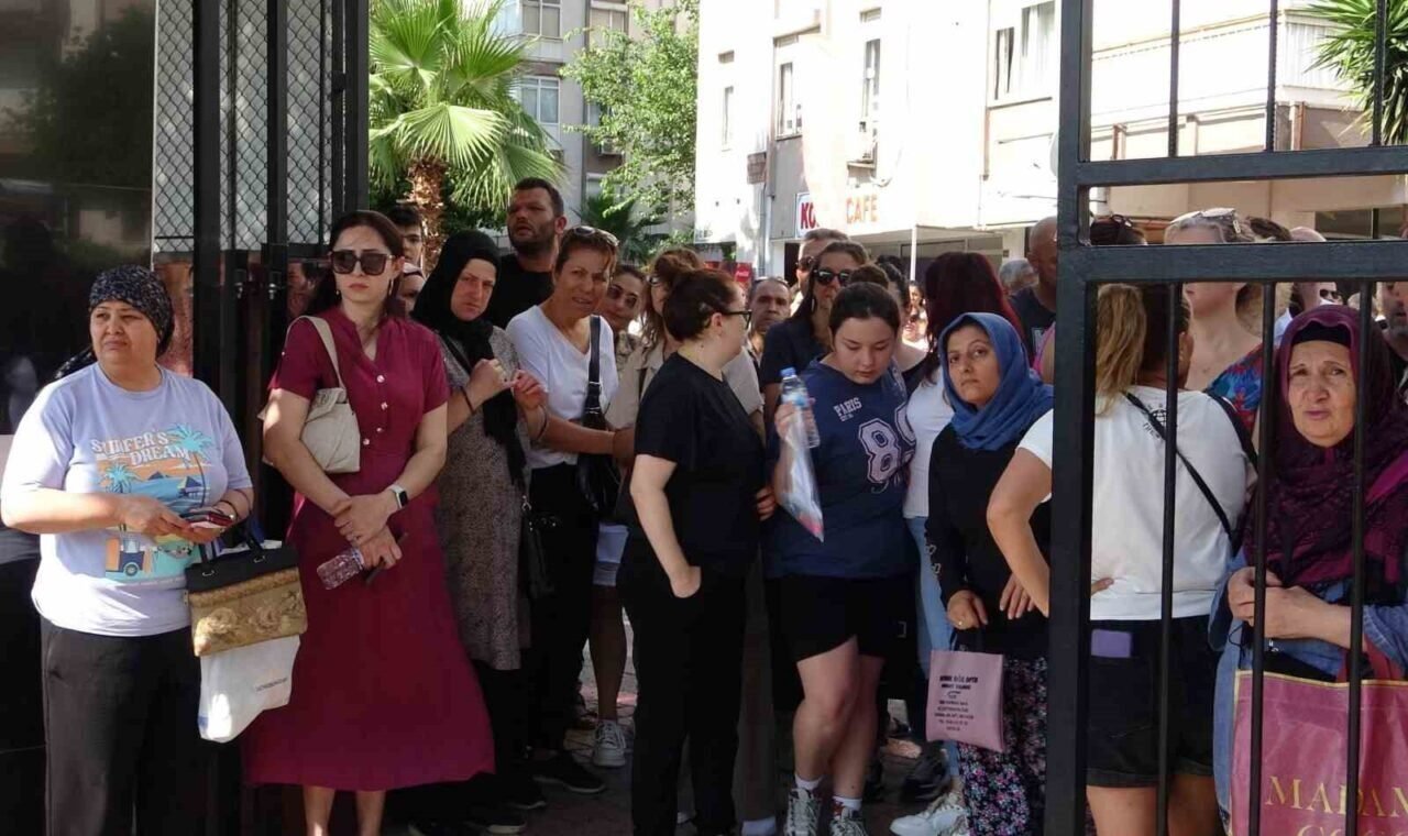 Antalya’da LGS sınavı öğrenciler kadar velileri de heyecanlandırdı