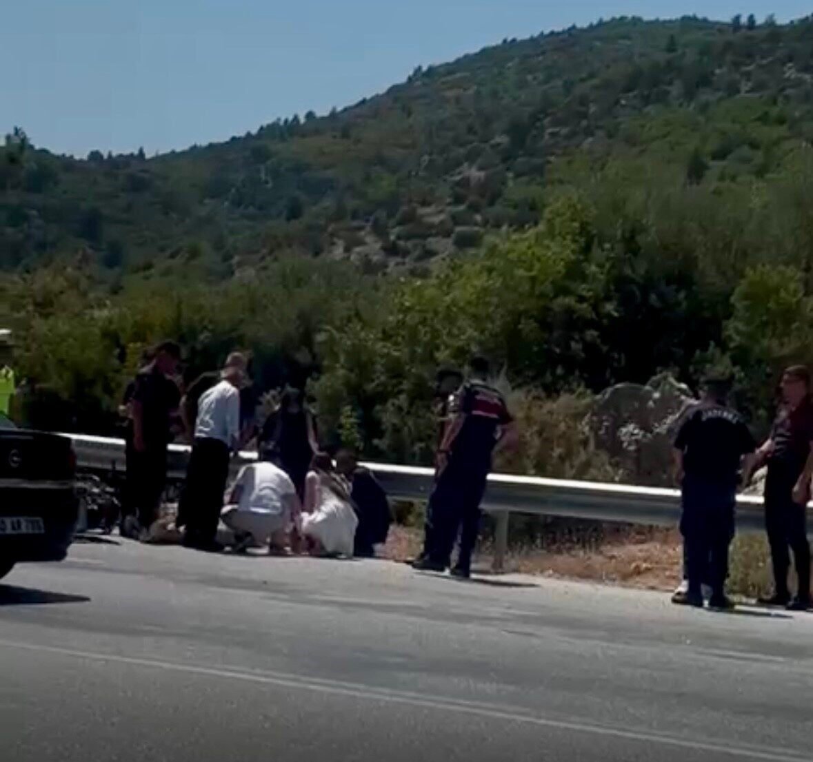 Antalya’da motosiklet devrildi, sürücü yaralandı