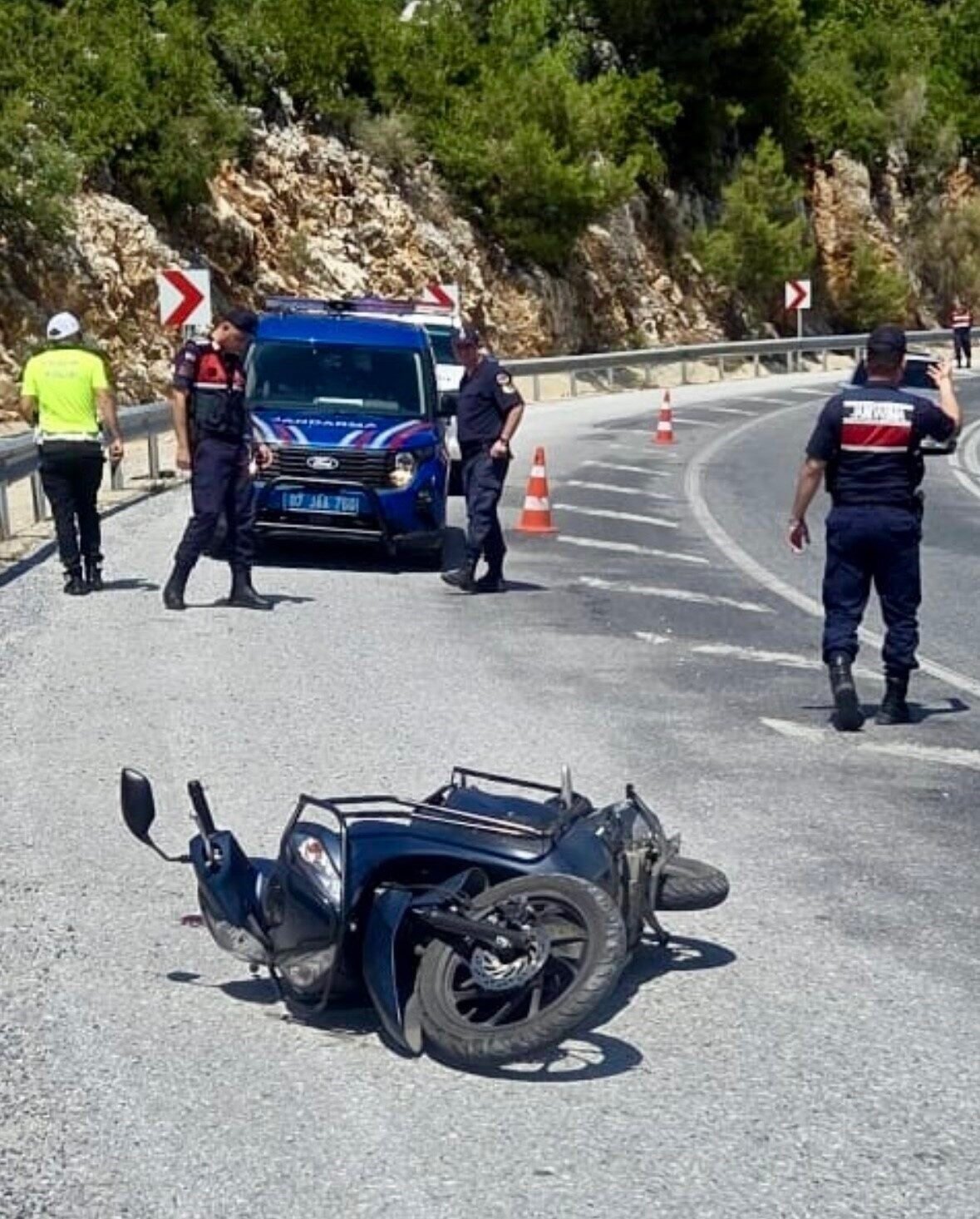 Antalya’da motosiklet devrildi, sürücü yaralandı
