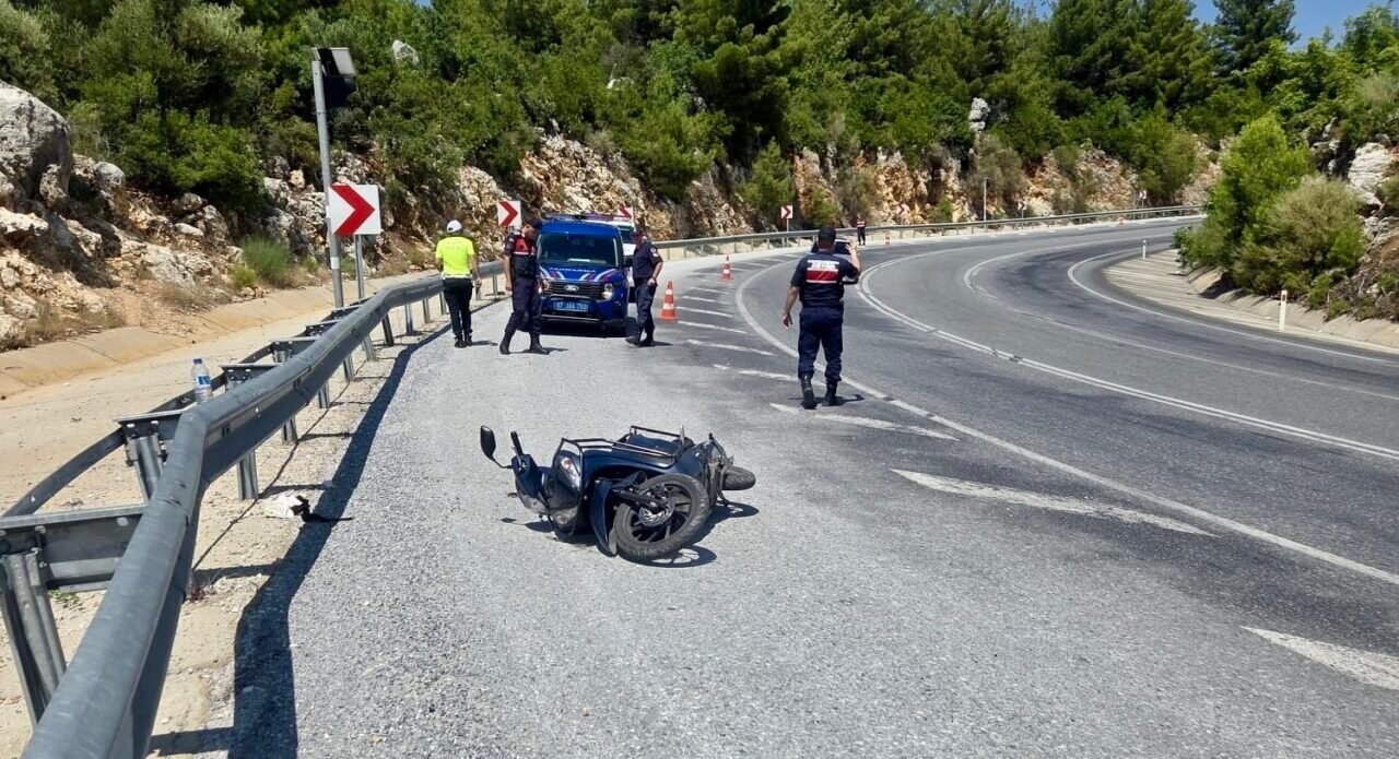 Antalya’da motosiklet devrildi, sürücü yaralandı