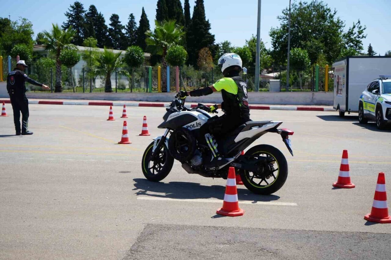 Antalya’da motosikletli polis timlerine güvenli sürüş eğitimi