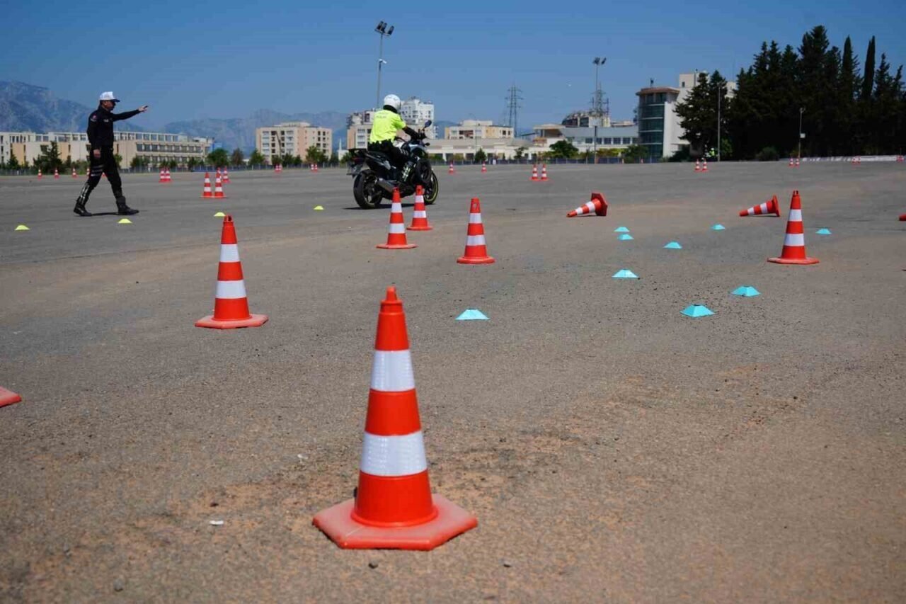 Antalya’da motosikletli polis timlerine güvenli sürüş eğitimi