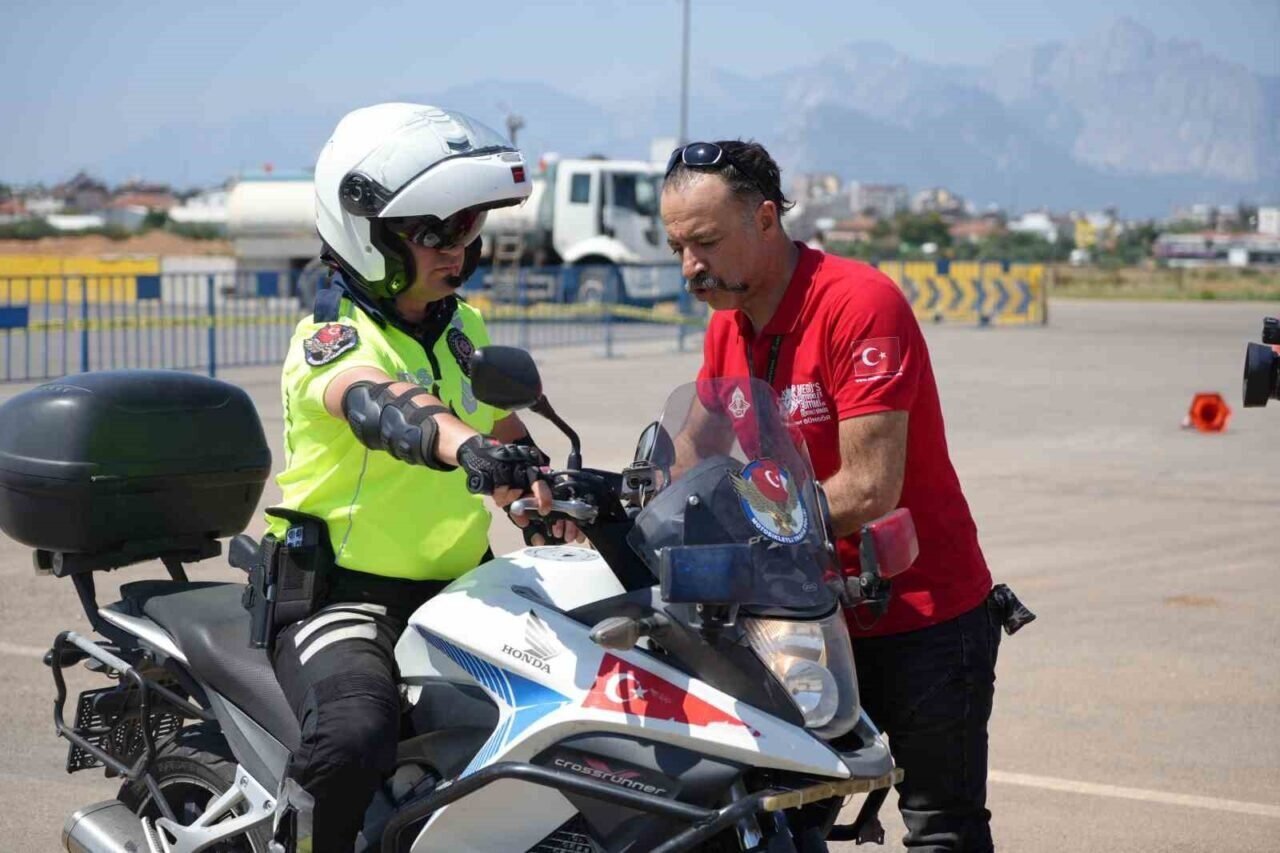 Antalya’da motosikletli polis timlerine güvenli sürüş eğitimi