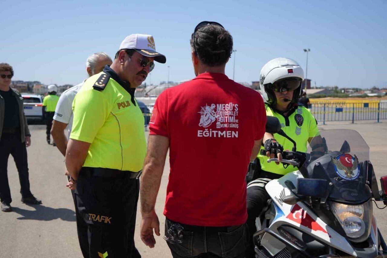Antalya’da motosikletli polis timlerine güvenli sürüş eğitimi