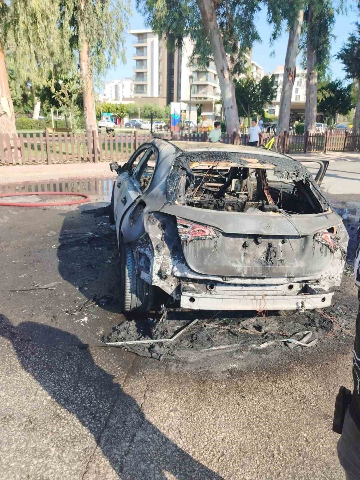 Antalya’da otomobil alev topuna döndü