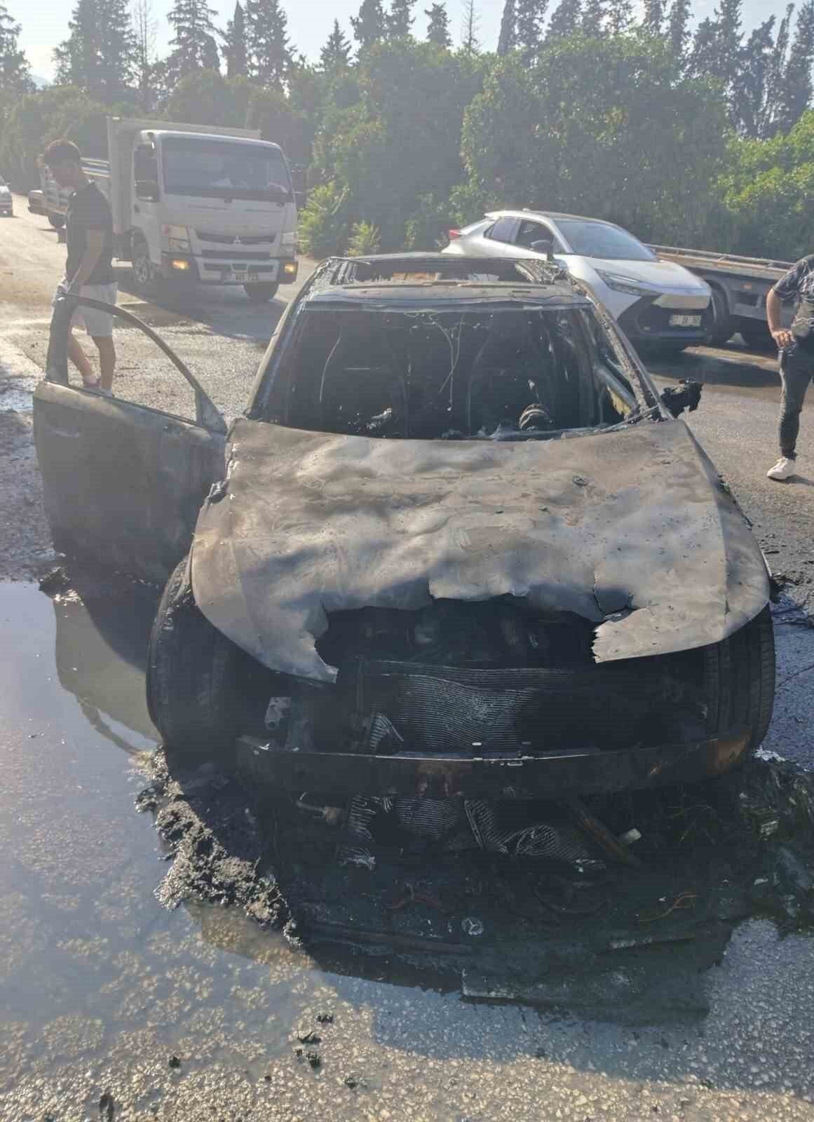 Antalya’da otomobil alev topuna döndü