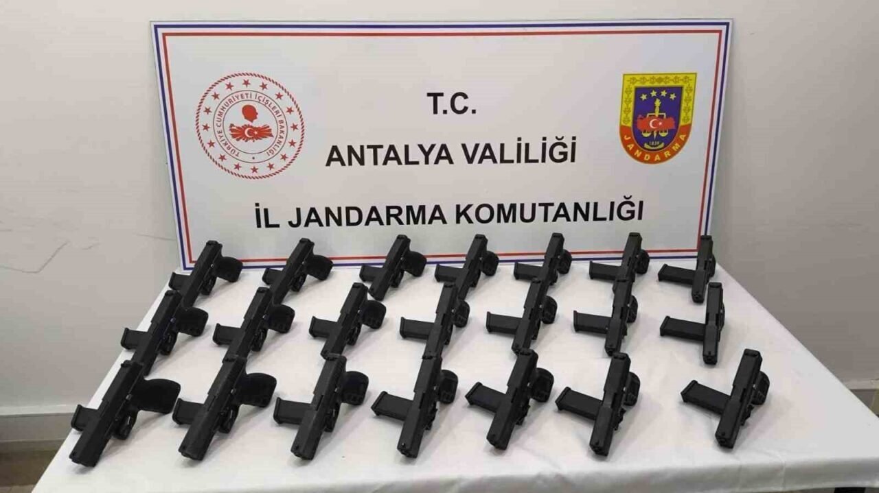 Antalya’da ruhsatsız 21 tabanca ele geçirildi, 1 kişi tutuklandı Antalya’da ruhsatsız 21 tabanca ele geçirildi, 1 kişi tutuklandı