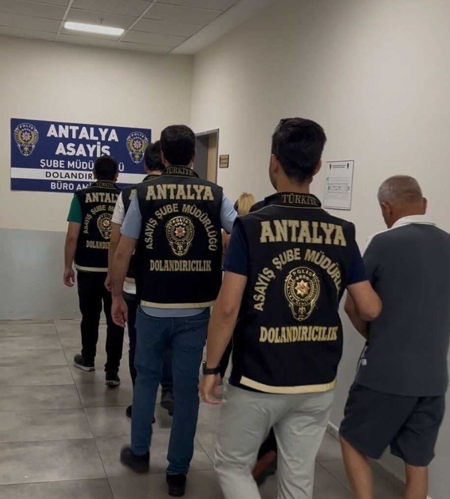 Antalya’da sahte altınla kuyumcuları dolandıran 4 şüpheli yakalandı Antalya’da sahte altınla kuyumcuları dolandıran 4 şüpheli yakalandı