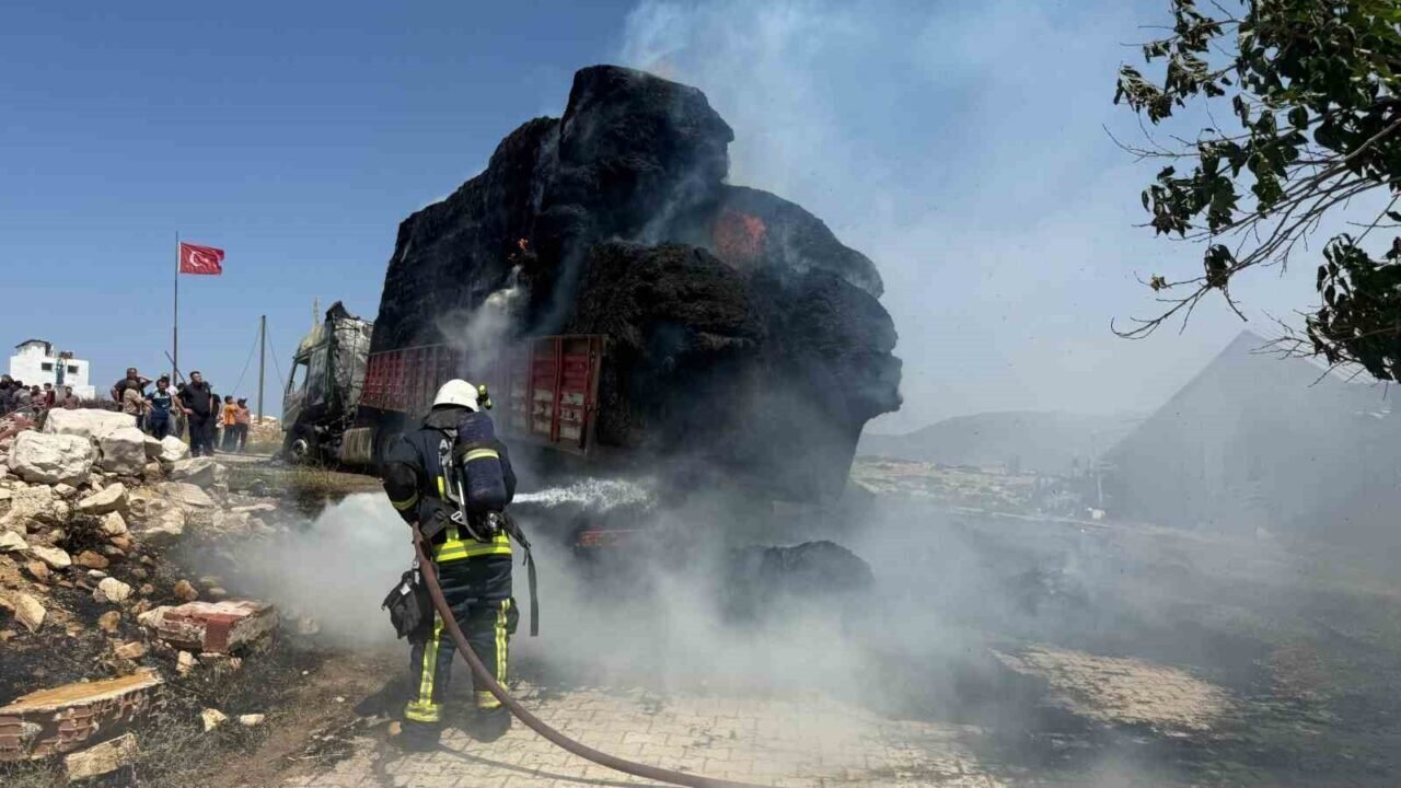 Antalya’da saman yüklü tır alev alev yandı Antalya’da saman yüklü tır alev alev yandı