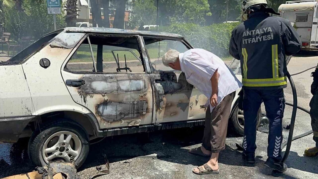 Antalya’da seyir halindeyken alev alan Tofaş otomobil kullanılamaz hale geldi
