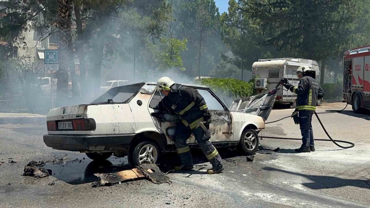 Antalya’da seyir halindeyken alev alan Tofaş otomobil kullanılamaz hale geldi