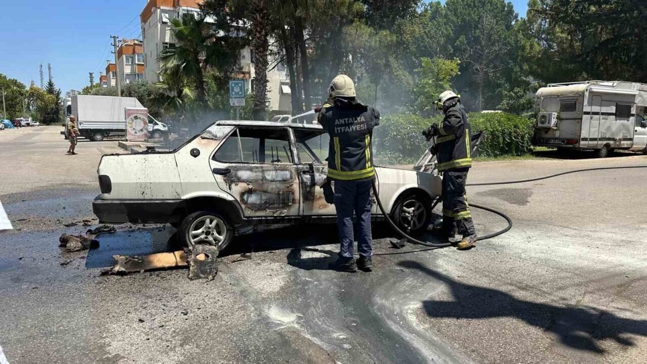 Antalya’da seyir halindeyken alev alan Tofaş otomobil kullanılamaz hale geldi