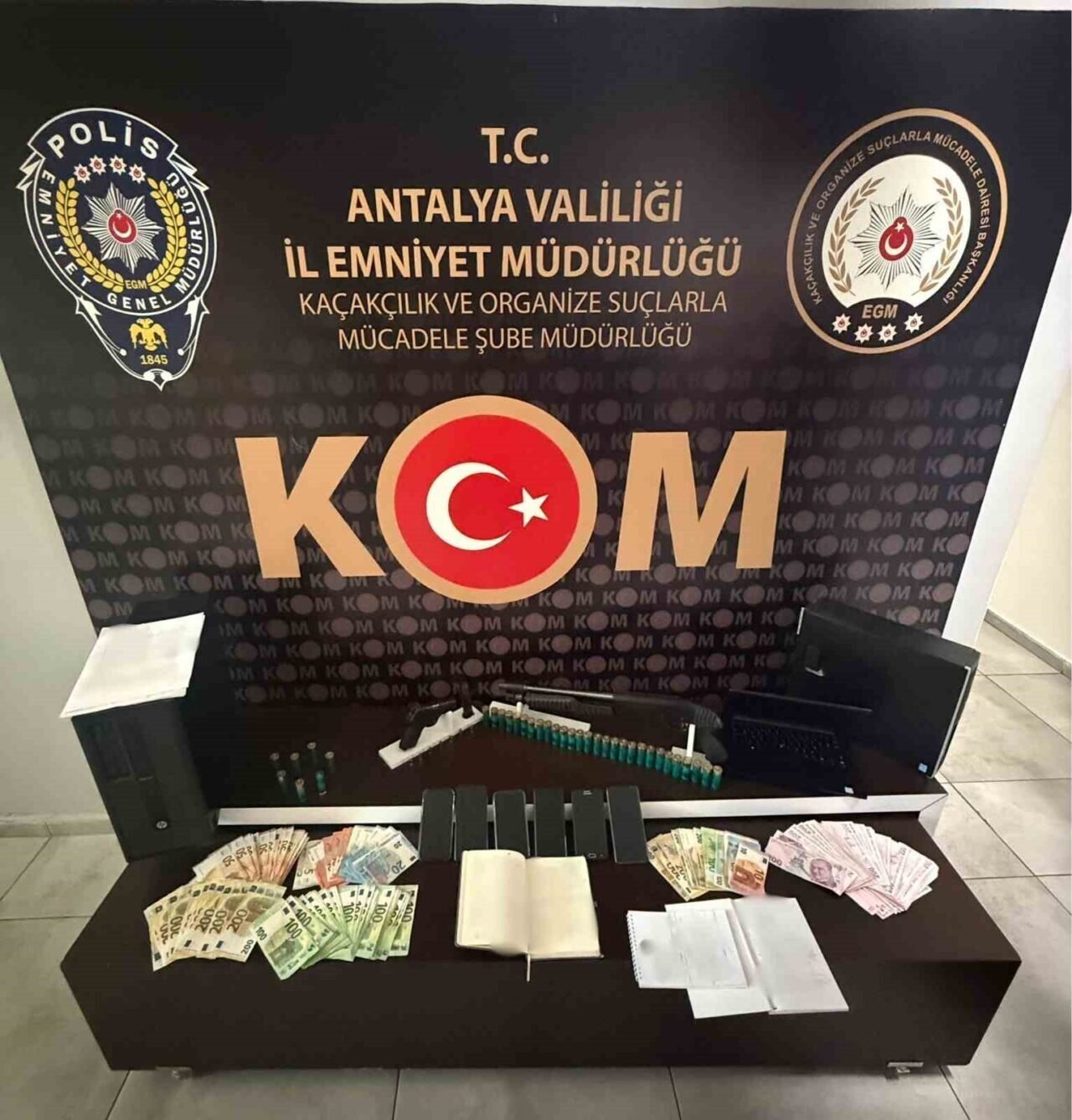 Antalya’da son bir haftada 33 şüpheli yakalandı, çok sayıda silah ve kaçak ürün ele geçirildi