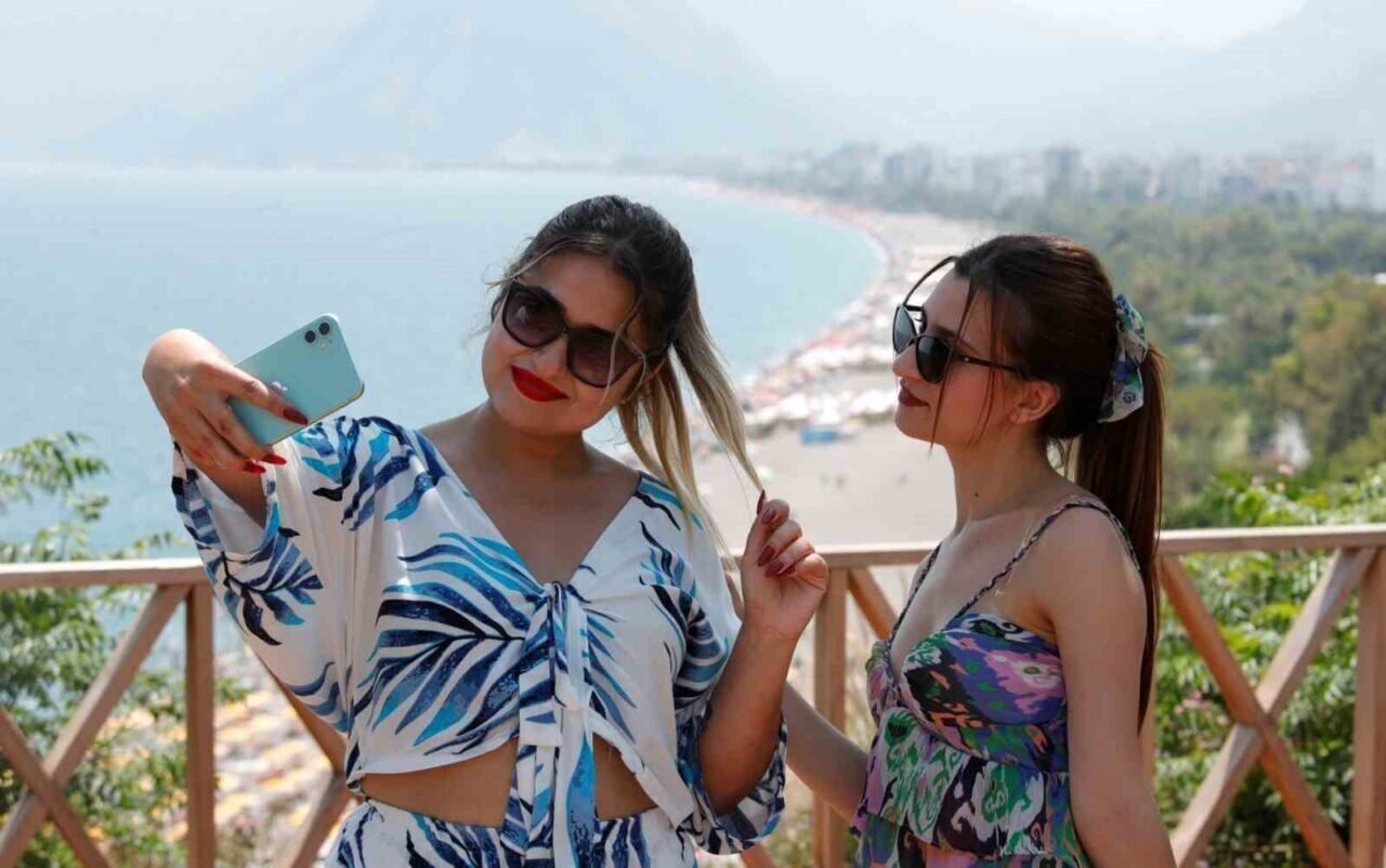 Antalya’da termometreler 35 dereceyi gösterdi, LGS’den çıkanlar denize koştu