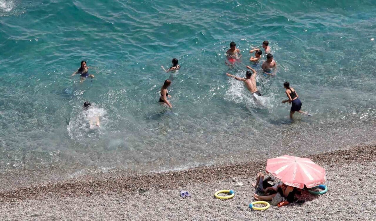 Antalya’da termometreler 35 dereceyi gösterdi, LGS’den çıkanlar denize koştu