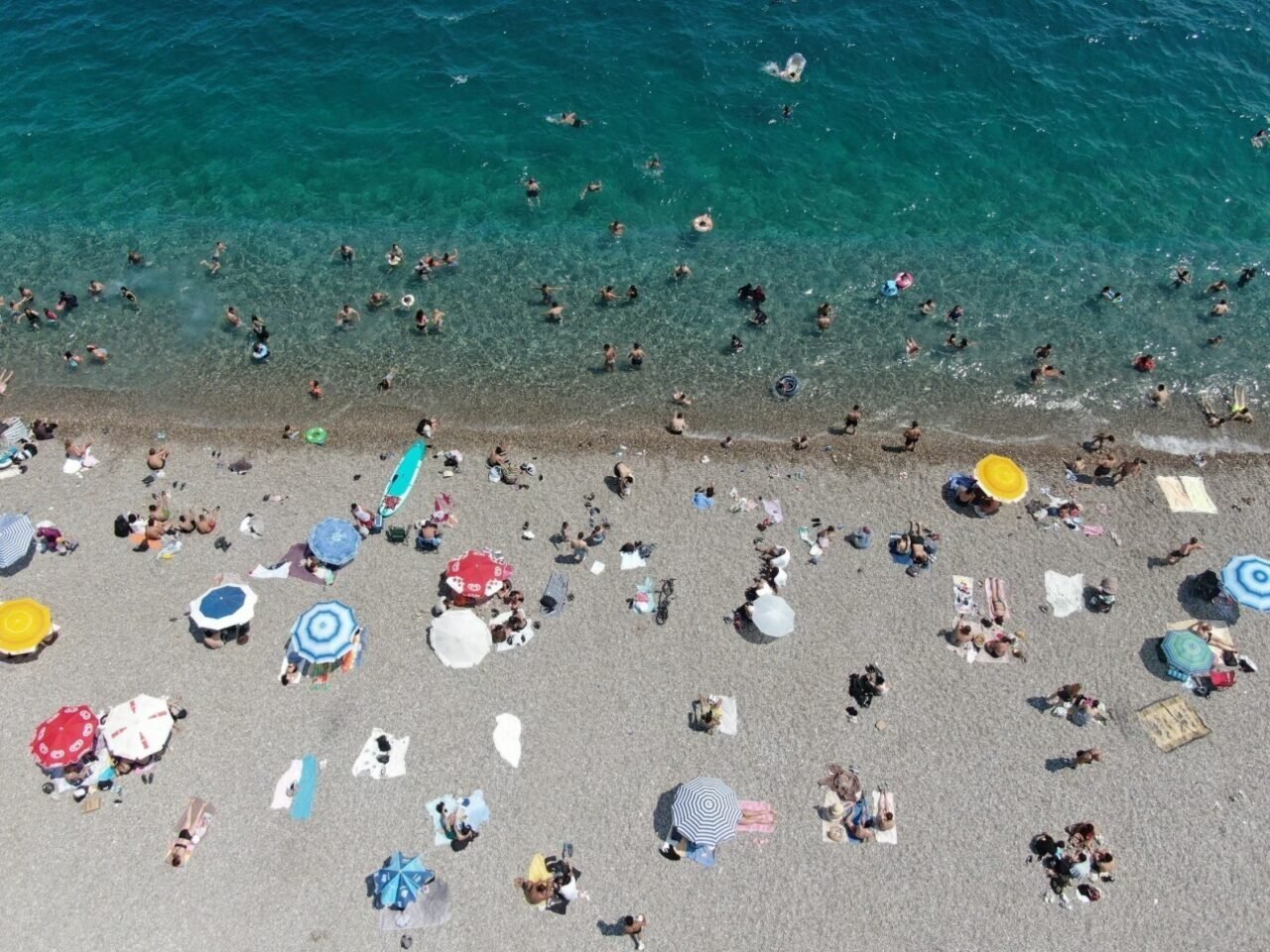 Antalya’da termometreler 35 dereceyi gösterdi, LGS’den çıkanlar denize koştu
