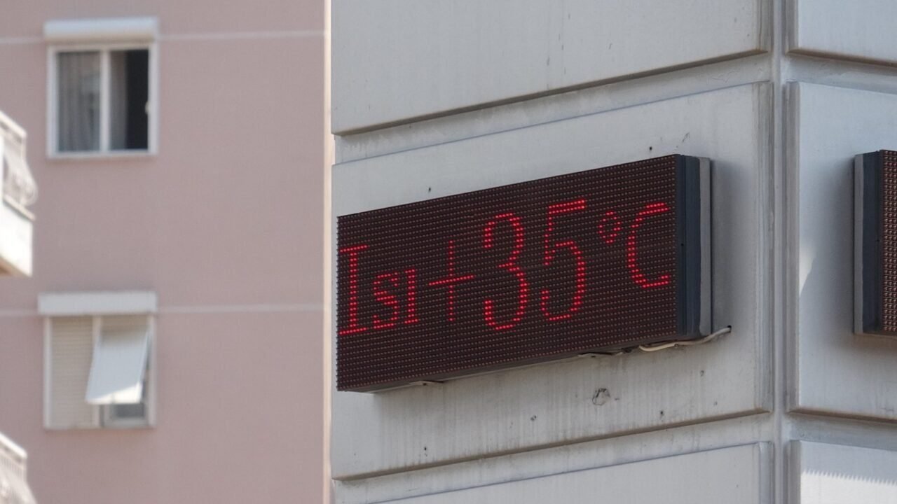 Antalya’da termometreler 35 dereceyi gösterdi, LGS’den çıkanlar denize koştu