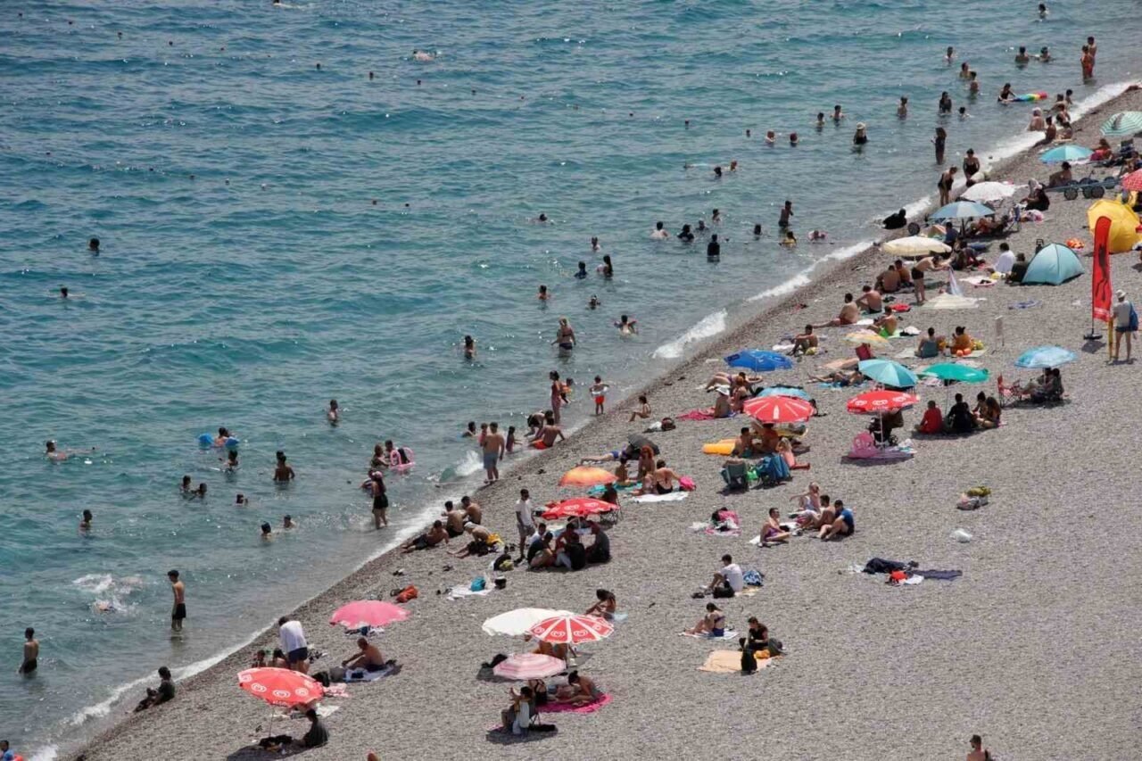 Antalya’da termometreler 35 dereceyi gösterdi, LGS’den çıkanlar denize koştu