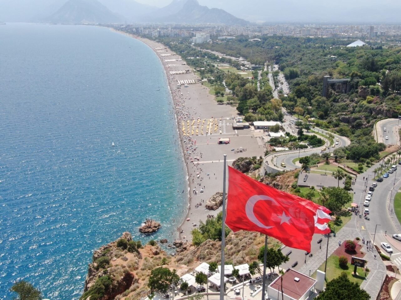 Antalya’da termometreler 35 dereceyi gösterdi, LGS’den çıkanlar denize koştu