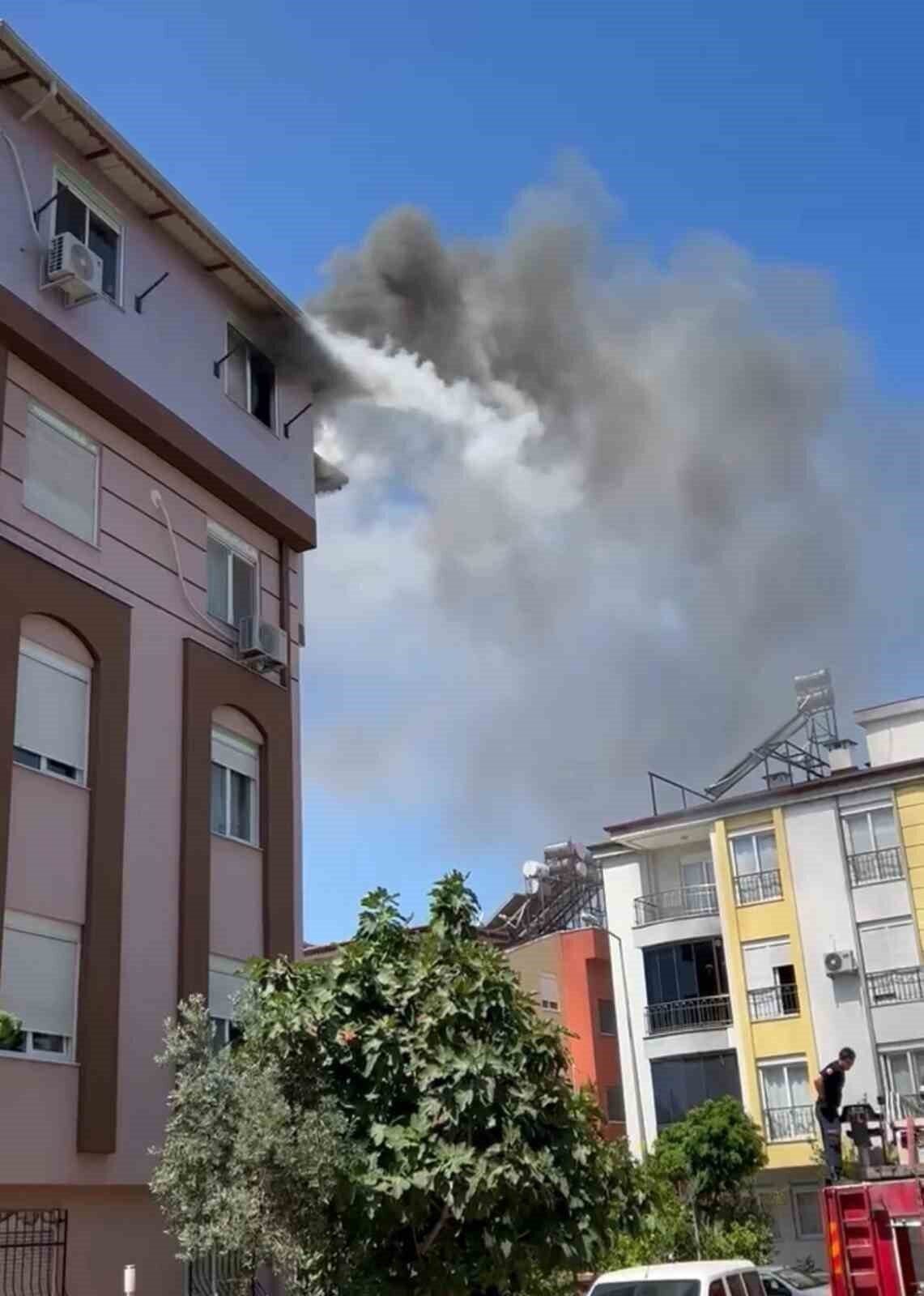 Antalya’da yangın paniği, apartman dumanla kaplandı, yaşlı çift kurtarıldı
