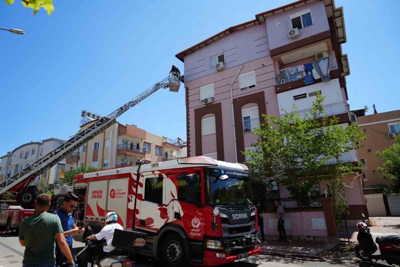 Antalya’da yangın paniği, apartman dumanla kaplandı, yaşlı çift kurtarıldı