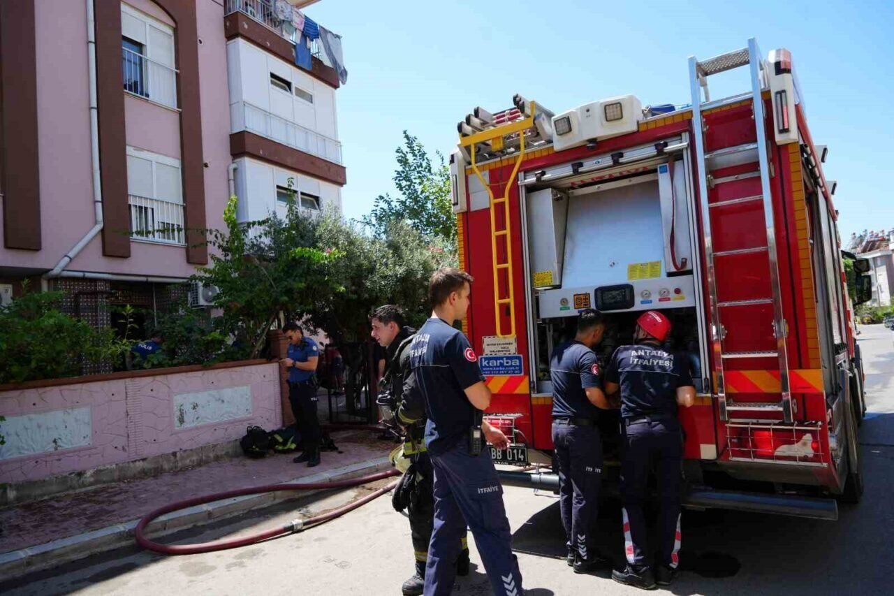 Antalya’da yangın paniği, apartman dumanla kaplandı, yaşlı çift kurtarıldı