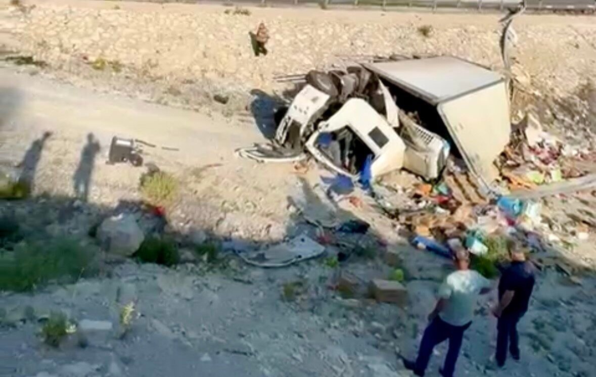 Antalya’da yoldan çıkan kamyon boş alana yuvarlandı: Sürücüsü ağır yaralandı