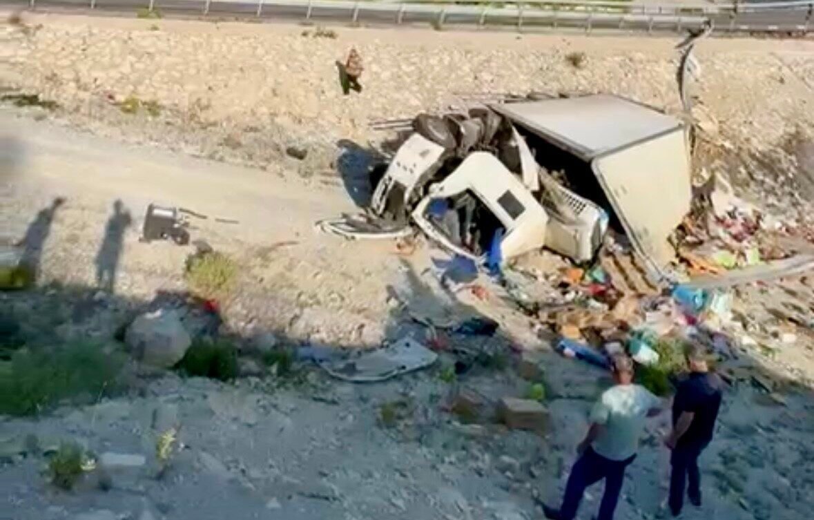 Antalya’da yoldan çıkan kamyon boş alana yuvarlandı: Sürücüsü ağır yaralandı
