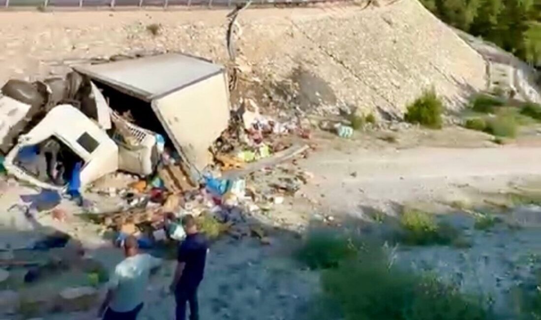 Antalya’da kontrolden çıkan kamyon, demir bariyerleri aşarak 5 metre yükseklikten