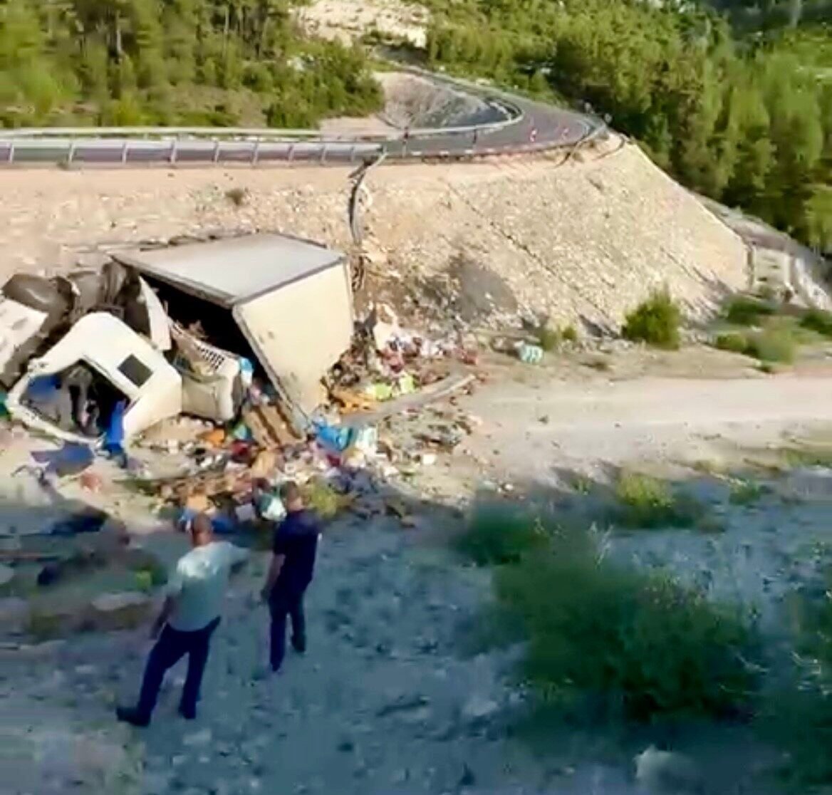 Antalya’da yoldan çıkan kamyon boş alana yuvarlandı: Sürücüsü ağır yaralandı Antalya’da yoldan çıkan kamyon boş alana yuvarlandı: Sürücüsü ağır yaralandı