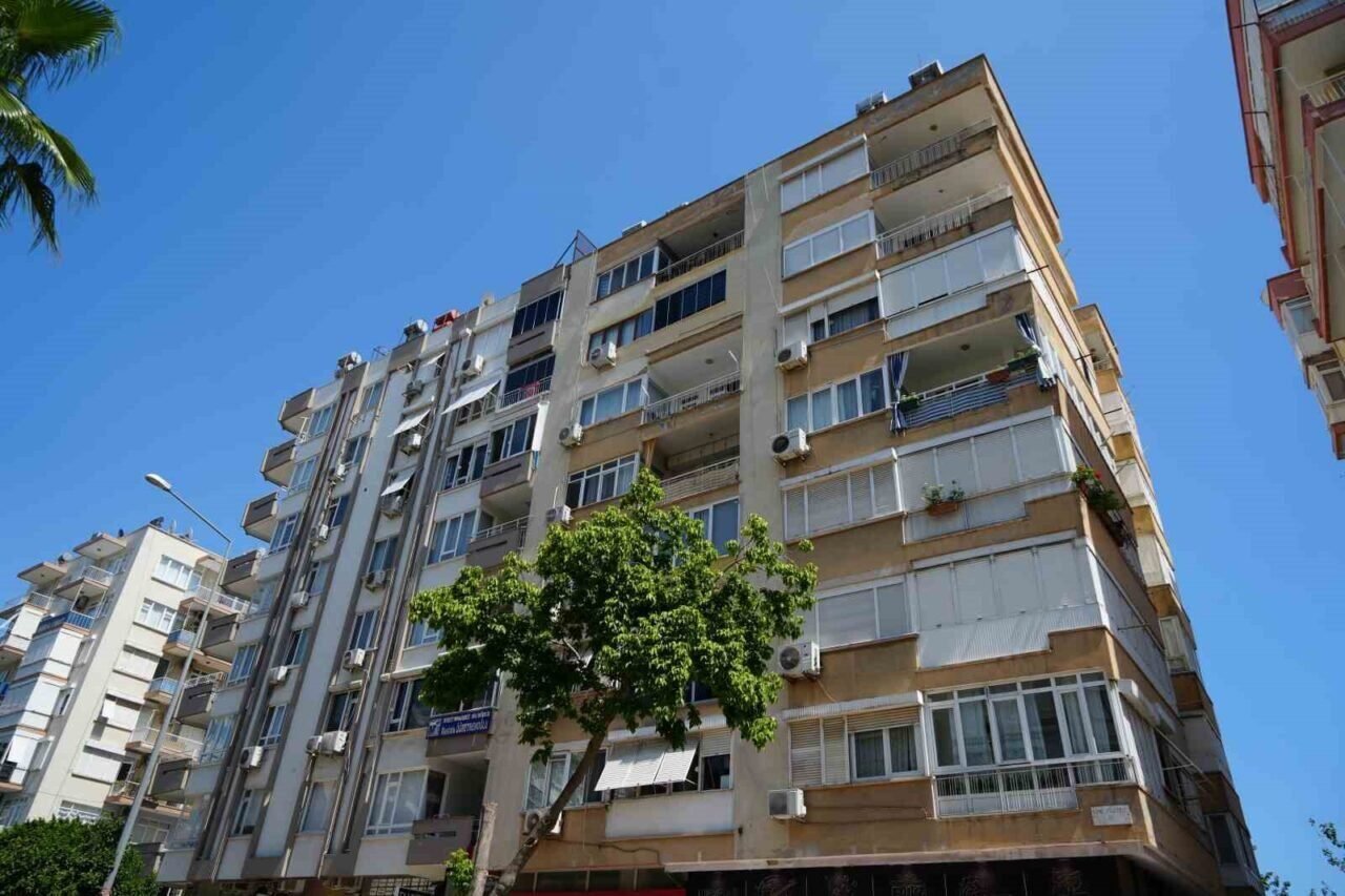 Antalya’da zemin kat kolonu patlayan 7 katlı bina tahliye edildi