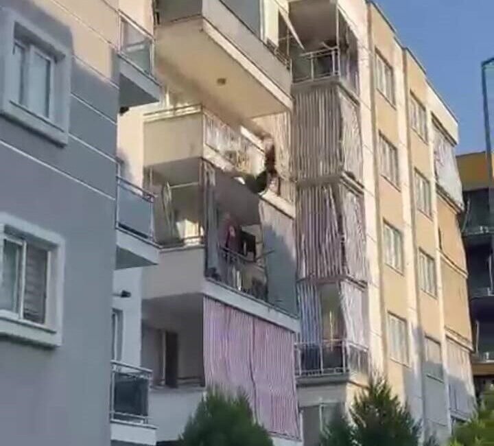 Aparmanın 3’üncü katından kendini boşluğa bırakan genç kız hayatını kaybetti Aydın’ın Efeler ilçesinde bir apartmanın 3. katından kendini boşluğa bırakan