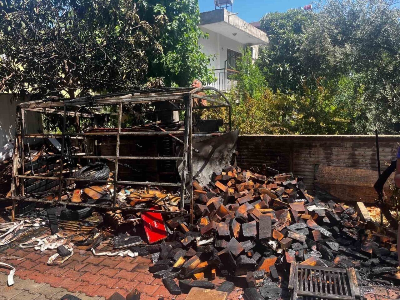 Apartman arkasındaki odunlukta çıkan yangın, mahalleliyi sokağa döktü