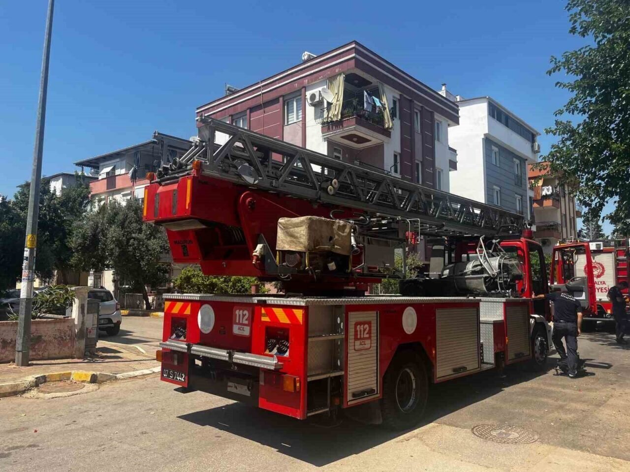 Apartman arkasındaki odunlukta çıkan yangın, mahalleliyi sokağa döktü