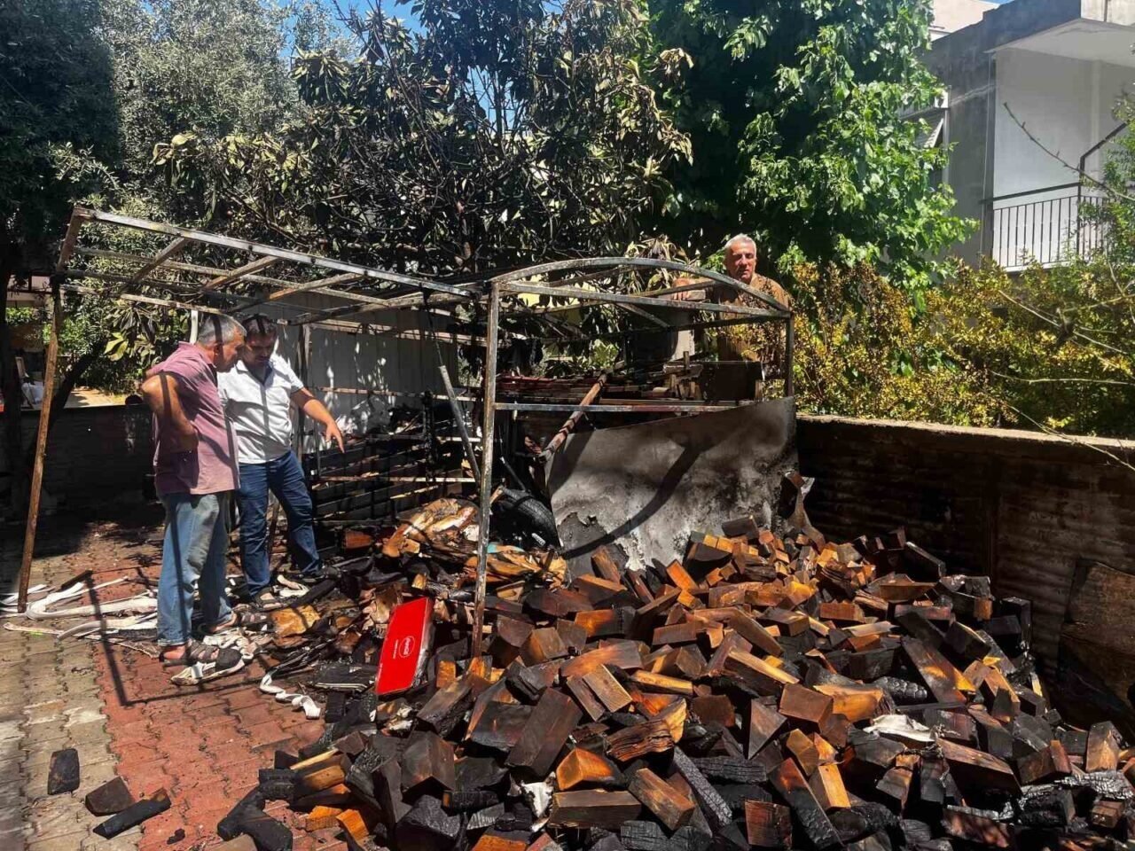 Apartman arkasındaki odunlukta çıkan yangın, mahalleliyi sokağa döktü