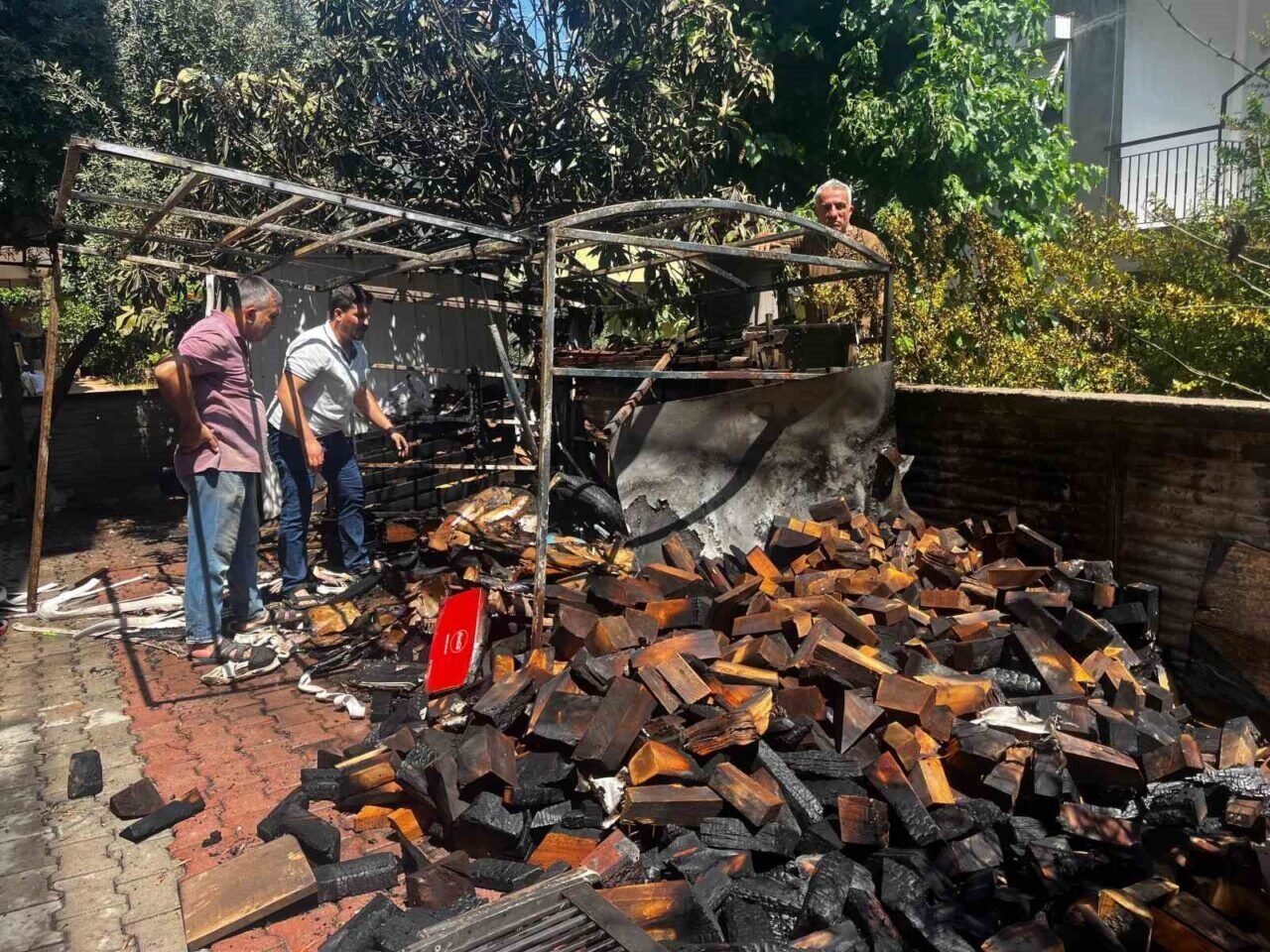 Apartman arkasındaki odunlukta çıkan yangın, mahalleliyi sokağa döktü
