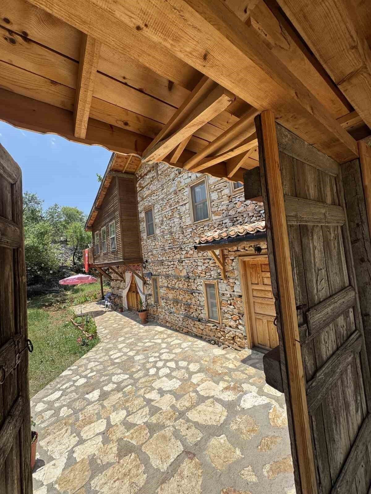 Atalarından kalan tarihi ’düğmeli evi’ restore edip turizme kazandırdı