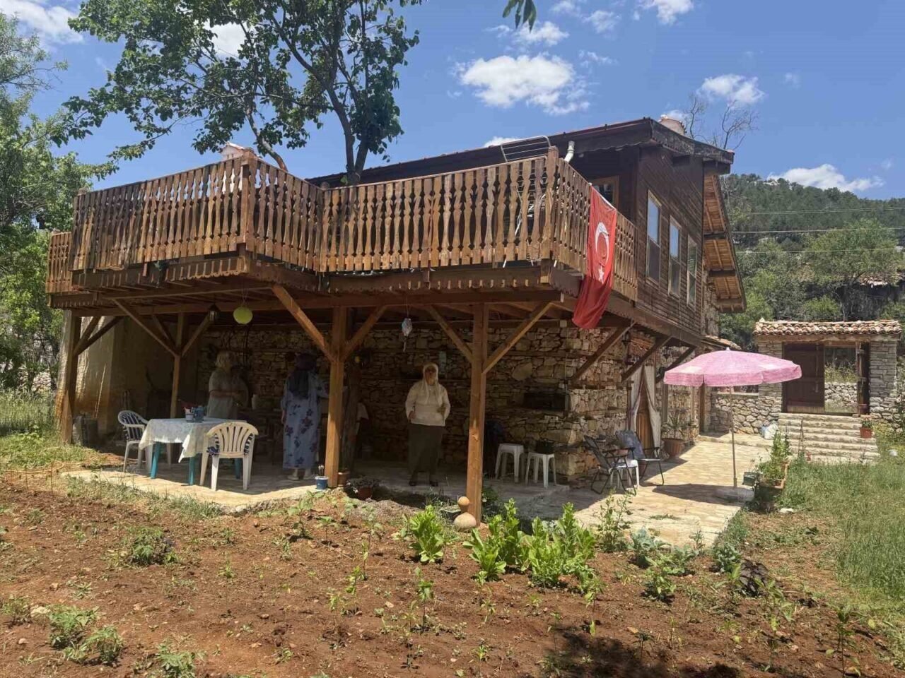 Atalarından kalan tarihi ’düğmeli evi’ restore edip turizme kazandırdı