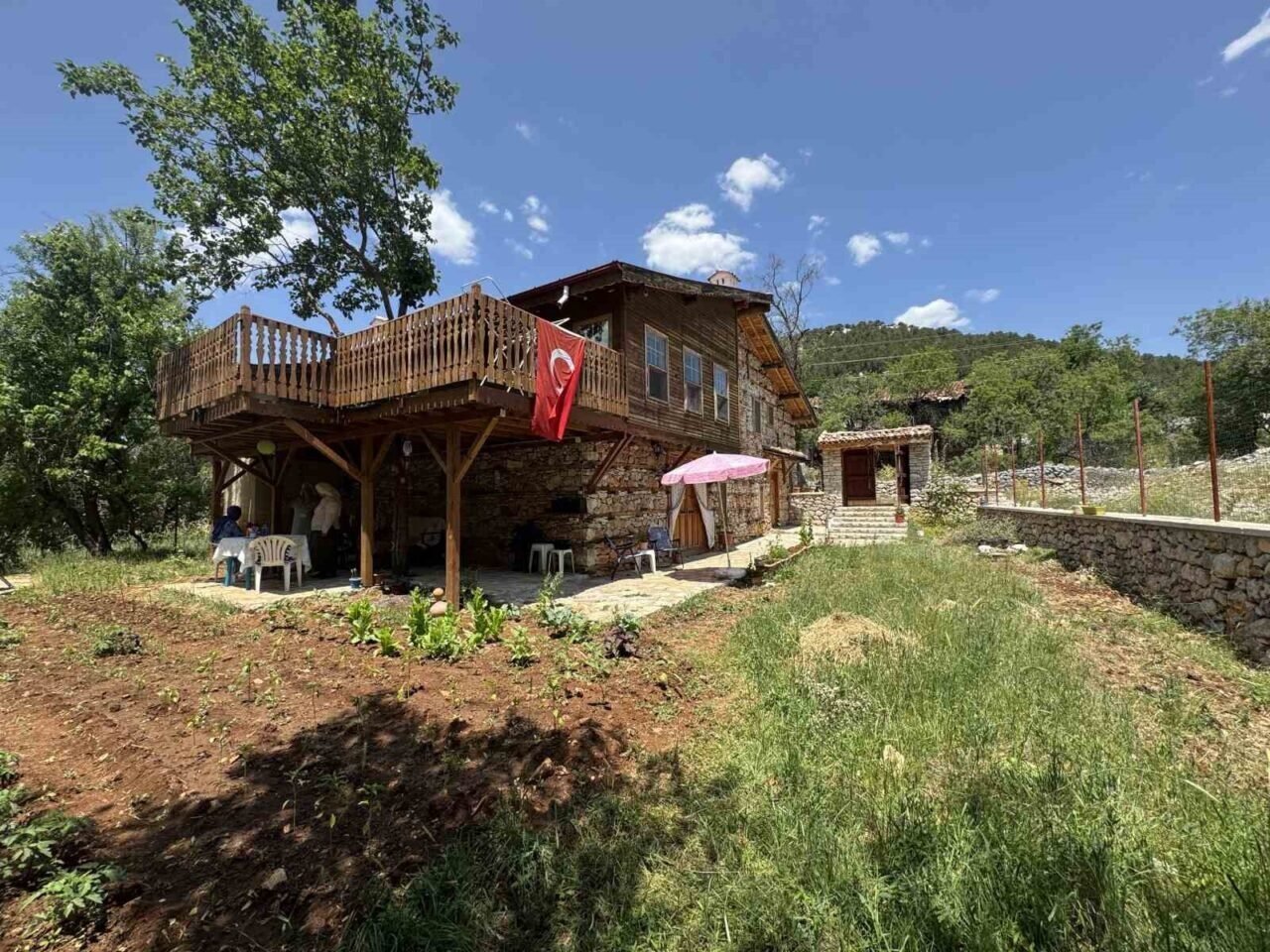 Atalarından kalan tarihi ’düğmeli evi’ restore edip turizme kazandırdı